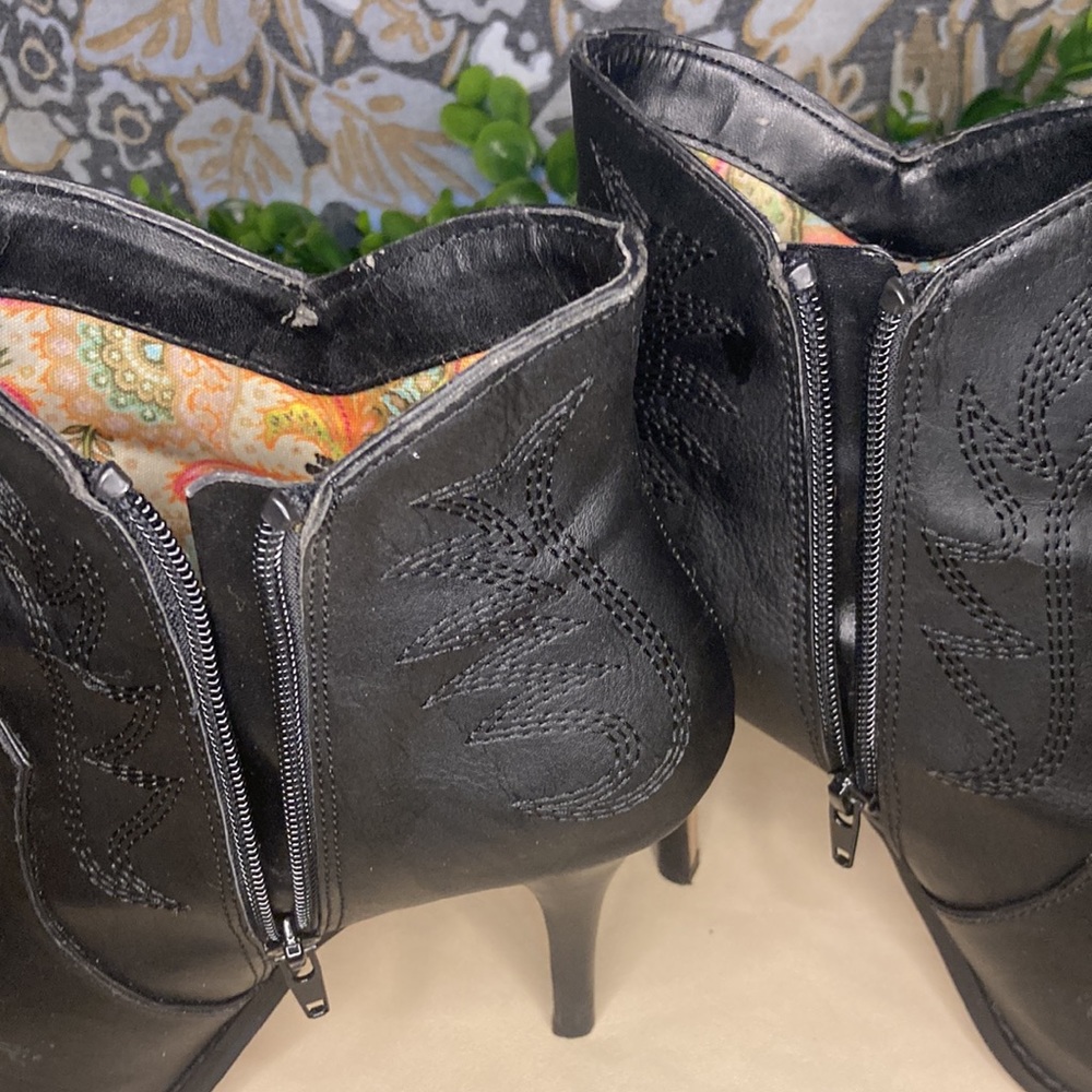 Miranda Lambert snip toe high heel booties. Size 7M Black Escapade - Picture 7 of 11